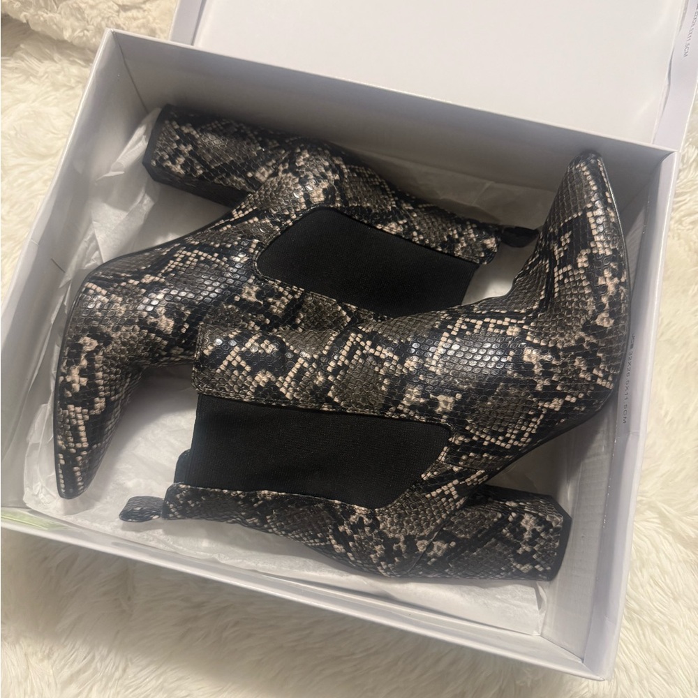 Steve Madden Black and Cream Snake Print Heels